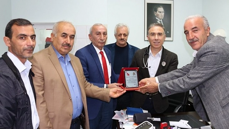 Muhtardan profesöre plaket