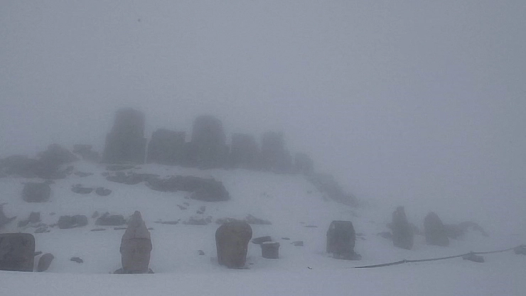 Nemrut Dağı baharda kışı yaşıyor