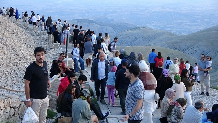 Nemrut Dağı Kurban Bayramı'nda binlerce turisti ağırladı