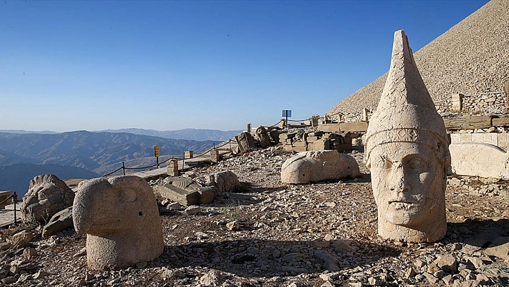 Nemrut Dağı, ziyaretçi akınına uğruyor!
