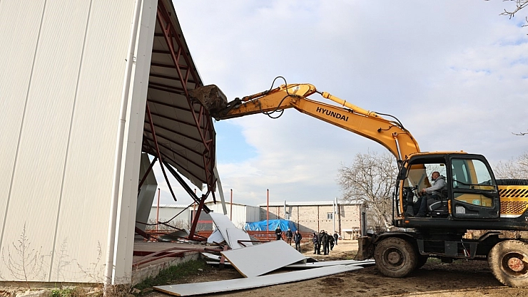 Tarım alanlarına kurulan fabrikalar yıkıldı