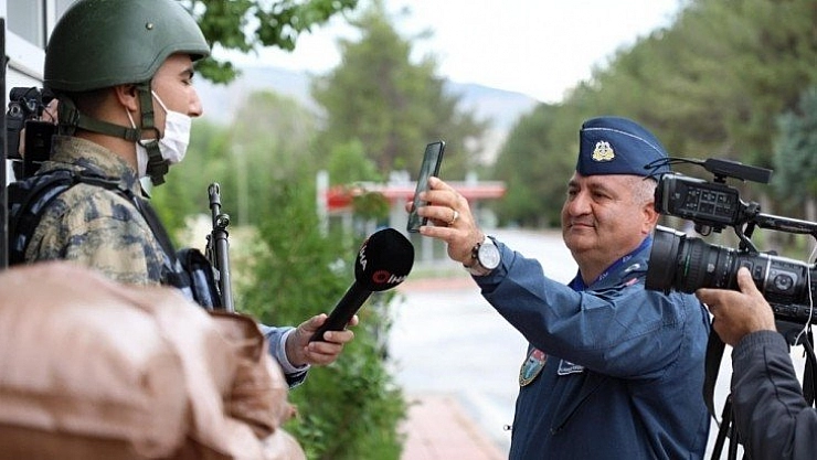 Komutanın sürprizi duygulandırdı