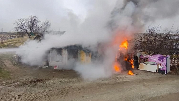 Odunluk deposunda yangın çıktı