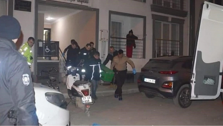 Annesini bıçaklayarak öldürdü