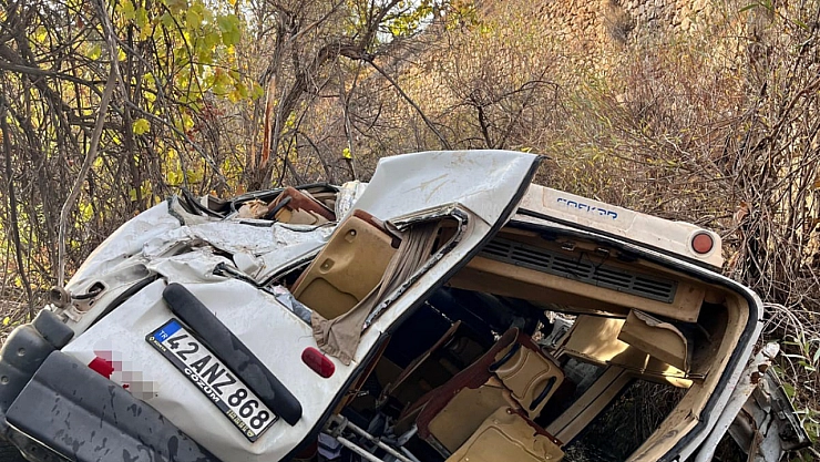Öğrenci servisi uçuruma yuvarlandı: 14 yaralı