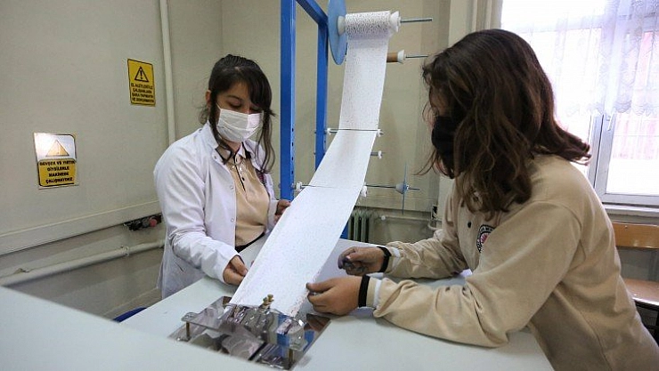 Öğrenciler 2 milyon maske dikti