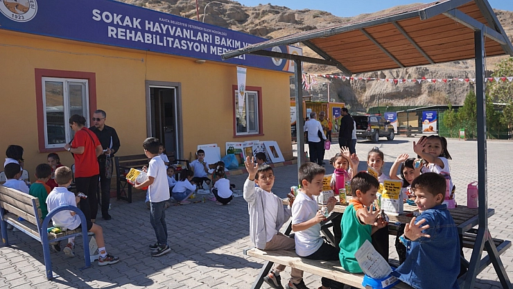 Öğrenciler bakımevinde can dostlarla buluştu: Sahiplenme çağrısı yapıldı