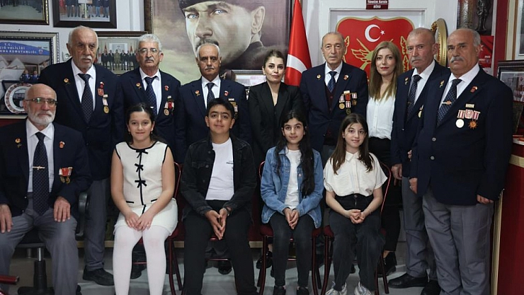 Öğrenciler, Çanakkale Zaferi'nde gazileri ziyaret etti