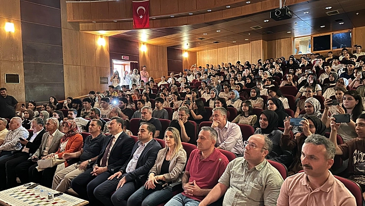 Öğrenciler, şiir ve müzikseverlere unutulmaz bir gün yaşattı