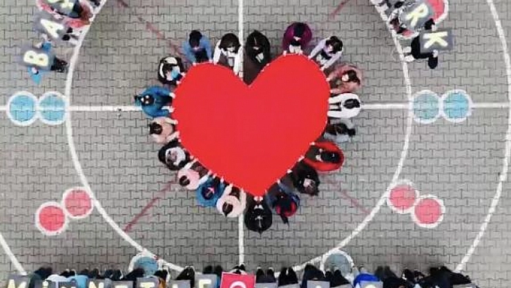 Öğrencilerden 24 Kasım Öğretmenler Günü Koreografisi