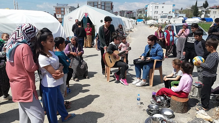 Öğrencilerden depremzedelere yardım