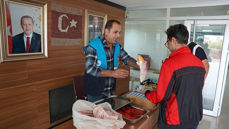 Öğrencilere haftanın 7 günü sıcak çorba ve ikram