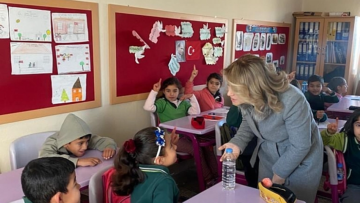 Şahin'den öğrencilere hediye