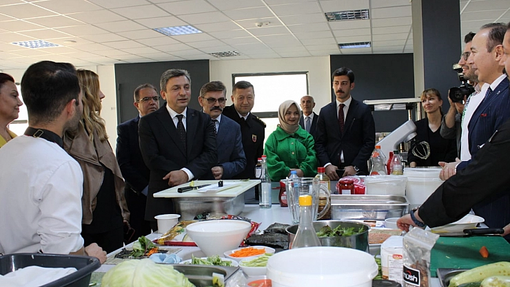 Öğrencilere sushi eğitimi