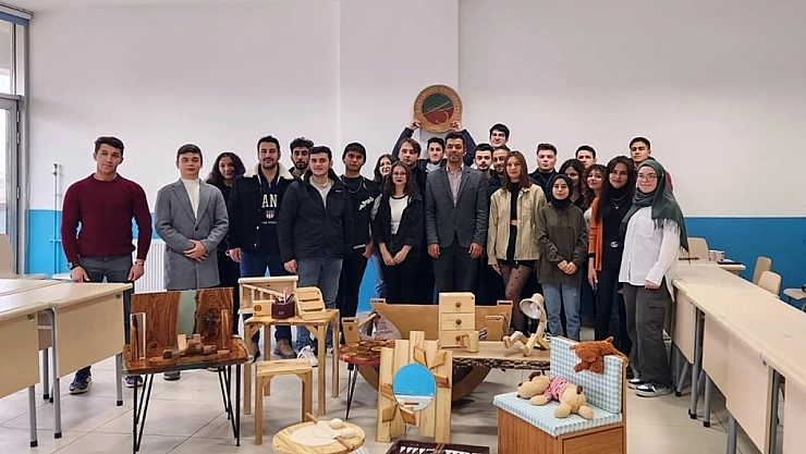 Öğrencilerin ürünleri üniversitede sergilendi