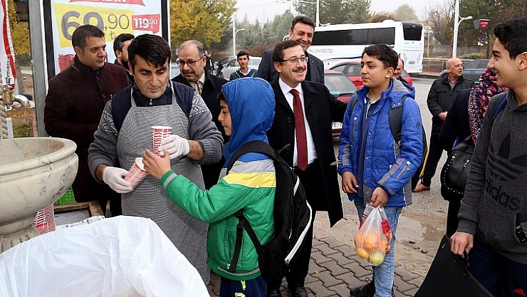 Öğrencilere sıcak çorba 