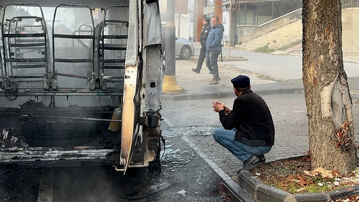 Okul servisi küle döndü, sürücüsü çaresizce izledi