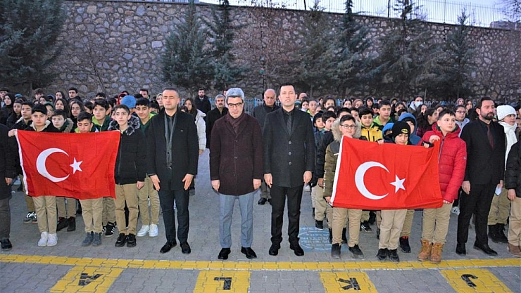 Okullar, haftaya şehitlere saygı duruşuyla başladı