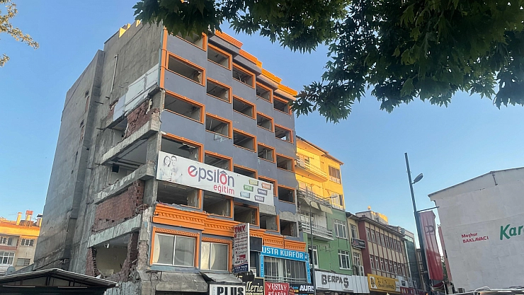 Orta hasarlı bina sahipleri dikkat! Yıkım tarihi belli oldu! İşte ilk kepçe vurulacak tarih!