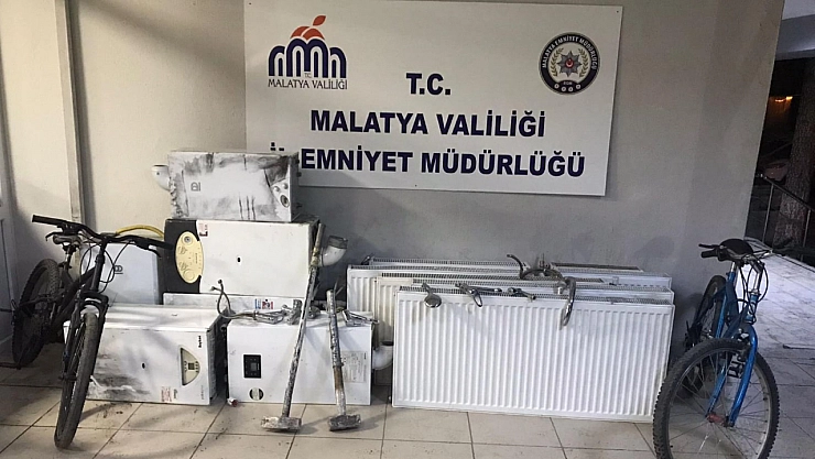 Orta hasarlı binayı soyan hırsızlar yakalandı