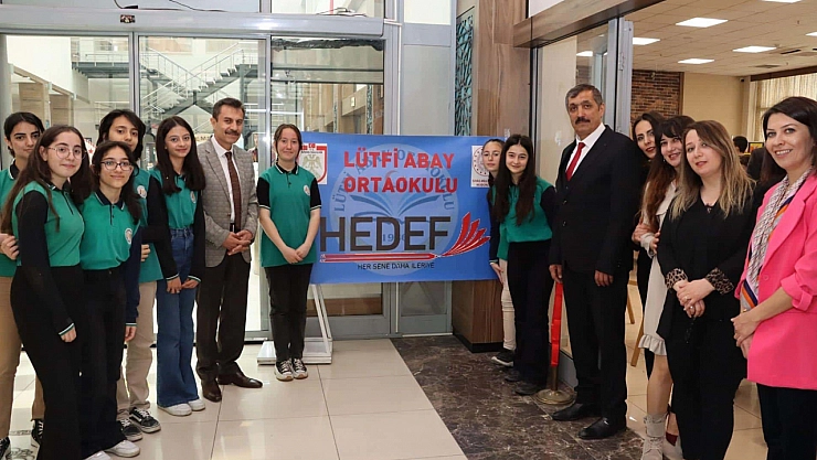 Ortaokul öğrencileri sergisi açtı