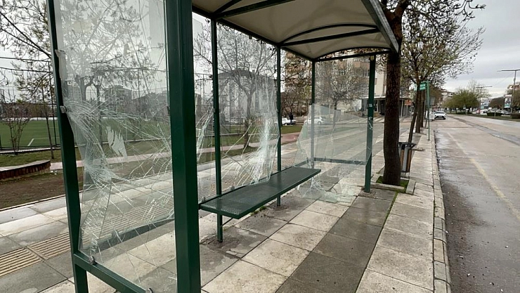 Otobüs durağının camlarını kıran şüpheliler kamerada