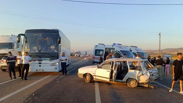 Otobüs ile otomobil çarpıştı: 5 yaralı