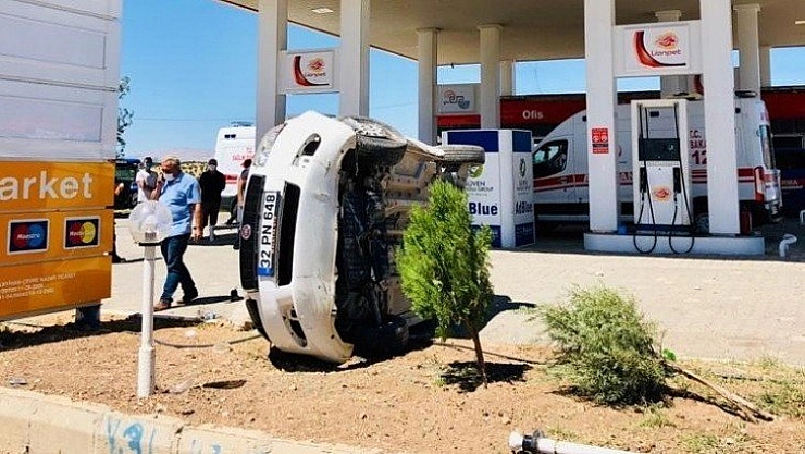 Otomobil akaryakıt istasyonuna girdi