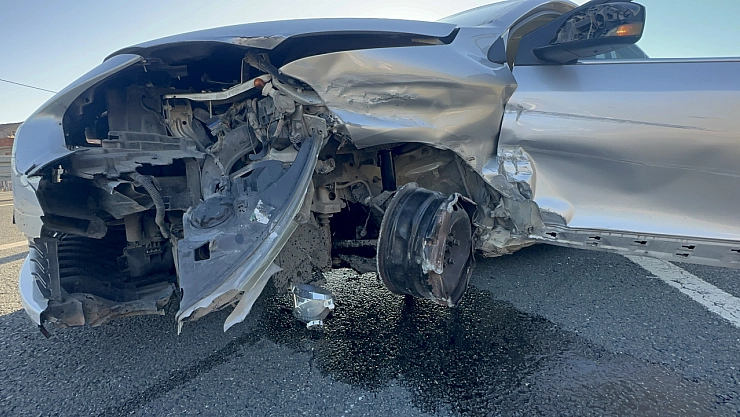 Otomobil bariyerlere çarptı