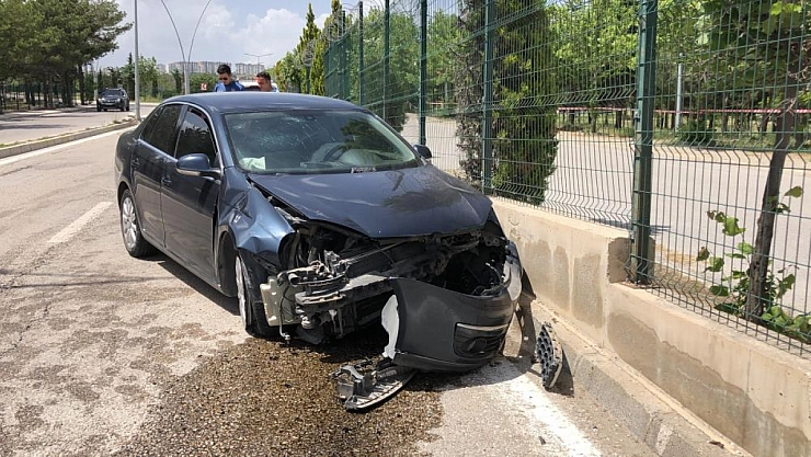 Otomobil duvara çarptı: 1 yaralı