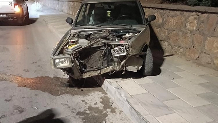 Otomobil duvara çarptı: 1 yaralı