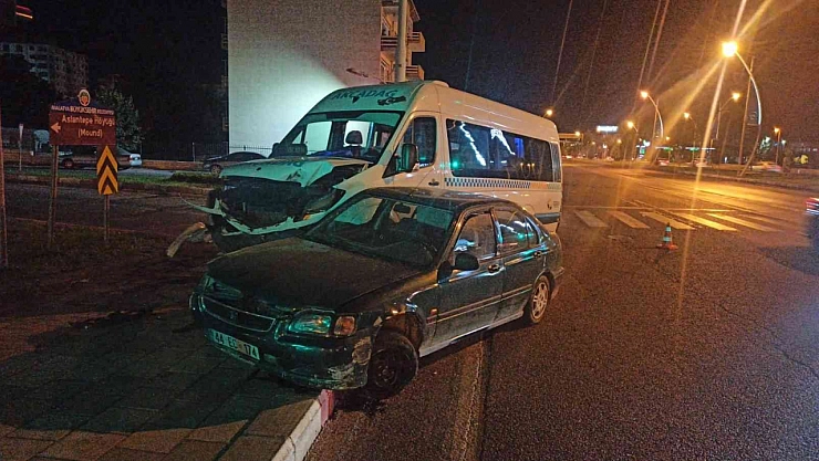 Otomobil ile minibüs çarpıştı