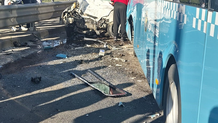 Otomobil ile belediye otobüsü çarpıştı: 1 ölü, 4 yaralı