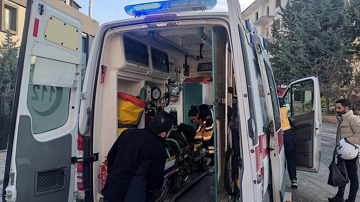 Otomobil ile elektrikli motosiklet çarpıştı