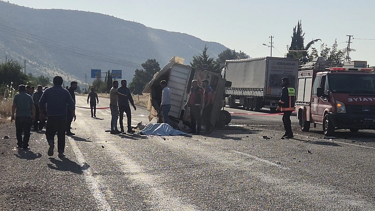 Otomobil ile kamyonet çarpıştı: 1 ölü, 4 yaralı