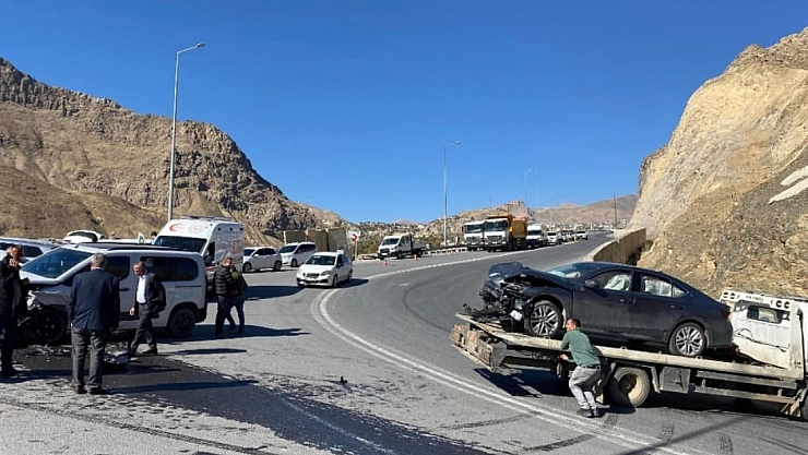 Otomobil ile kamyonet çarpıştı: 3 yaralı