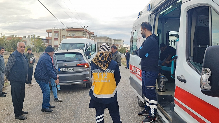 Otomobil ile minibüs kafa kafaya çarpıştı