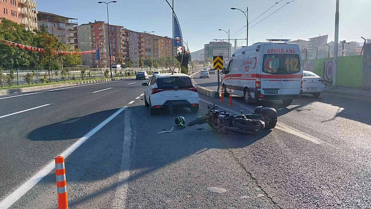 Otomobil ile motosiklet çarpıştı