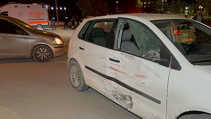 Otomobil ile motosiklet çarpıştı: 3 yaralı