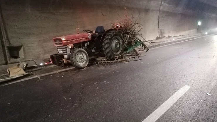 Otomobil ile traktör çarpıştı