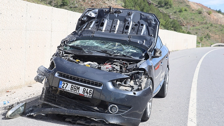 Otomobil istinat duvarına çarptı: 3 yaralı