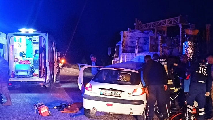 Otomobil kamyona çarptı