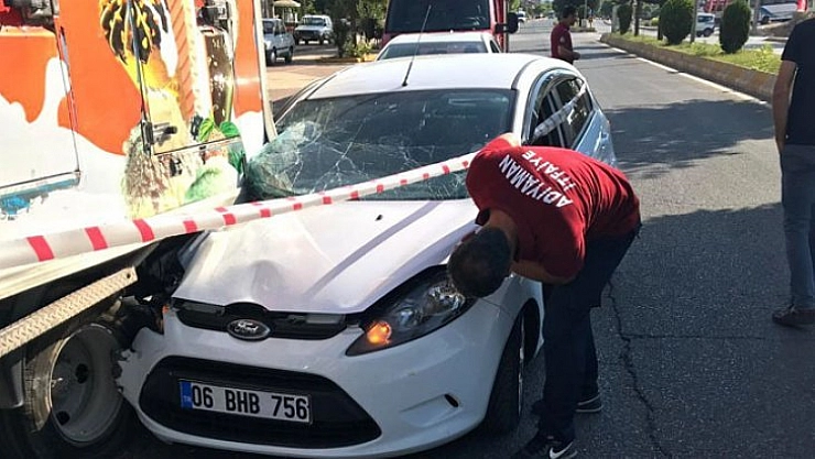 Otomobil kamyonetin altına girdi