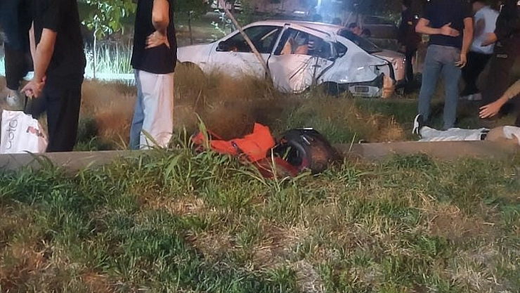 Otomobil Millet Bahçesi'ne girdi: 5 yaralı