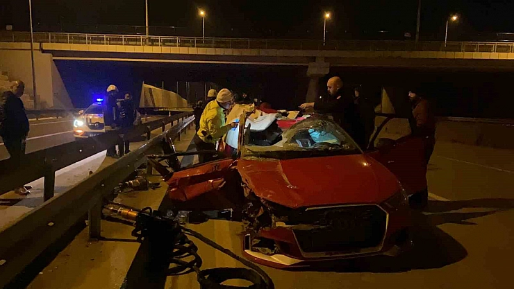 Otomobil önce tıra, ardından bariyere çarptı