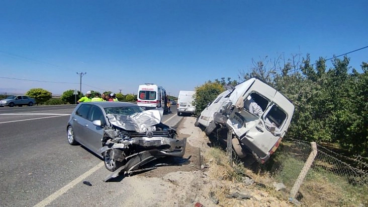 2 minibüse çarptı 7 yaralı