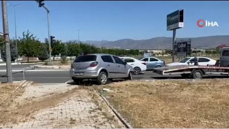 Otomobil refüje çıktı: 4 yaralı