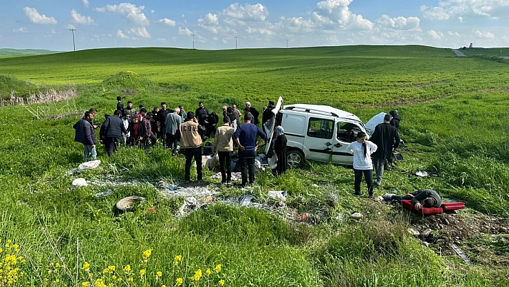 Otomobil tarlaya uçtu