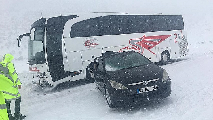 Otomobil otobüsle çarpıştı