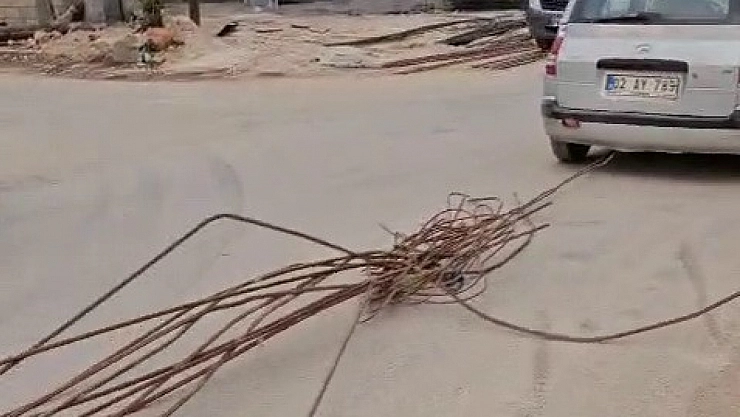 Otomobilin arkasına bağladığı demirlerle trafikte ilerledi
